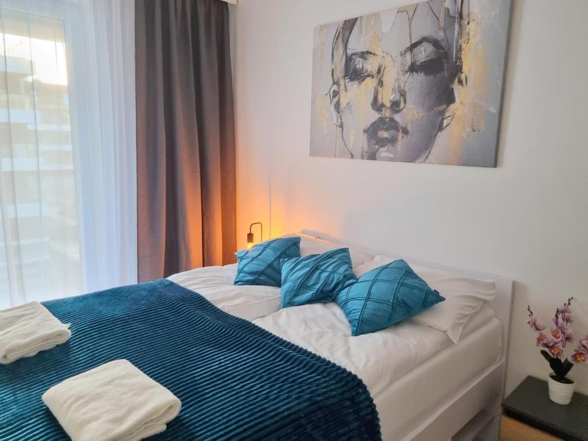 With 2 Bedrooms & Parking By Renters Apartment