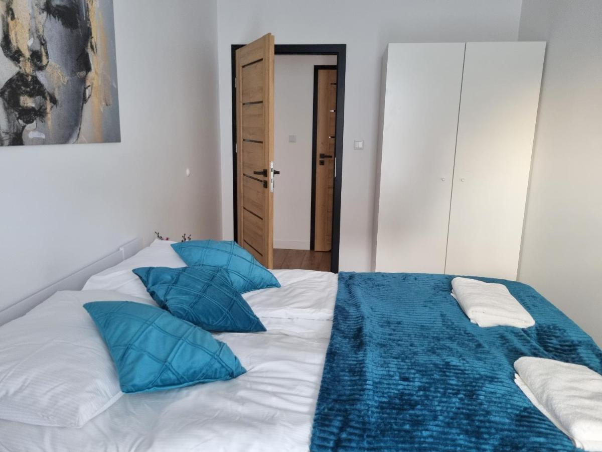 With 2 Bedrooms & Parking By Renters Apartment *
